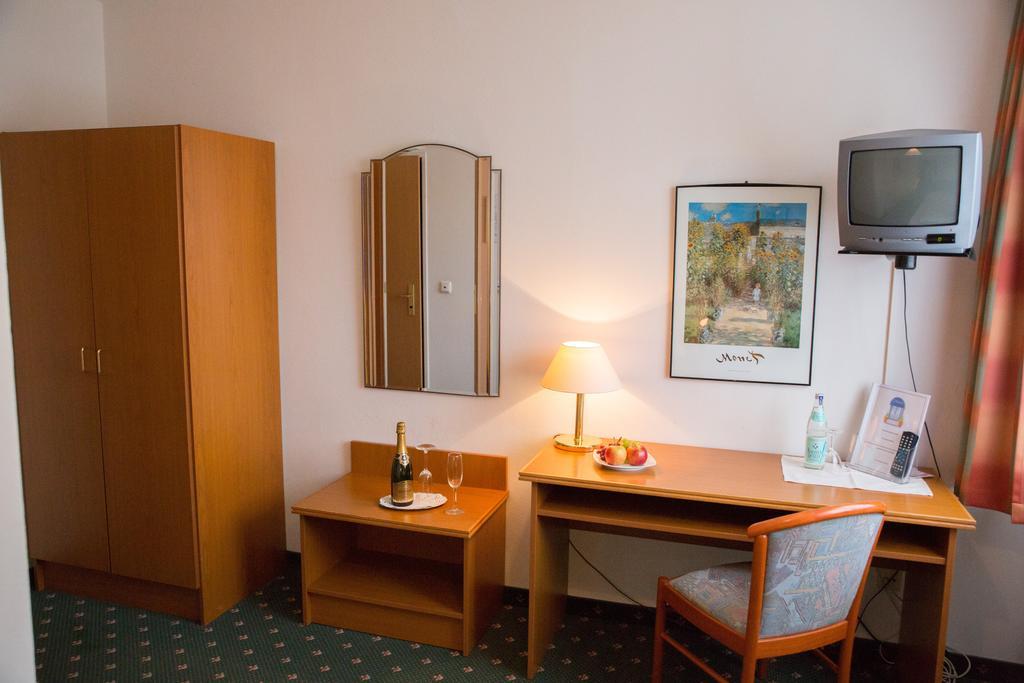Hotel Cosima Vaterstetten Bilik gambar